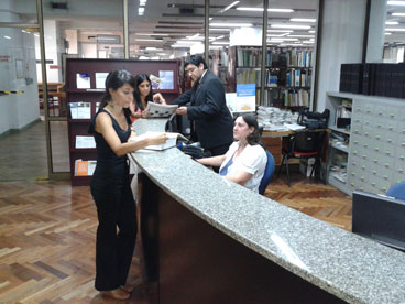 Foto decorativa. Personal de InfoLEG atendiendo al público